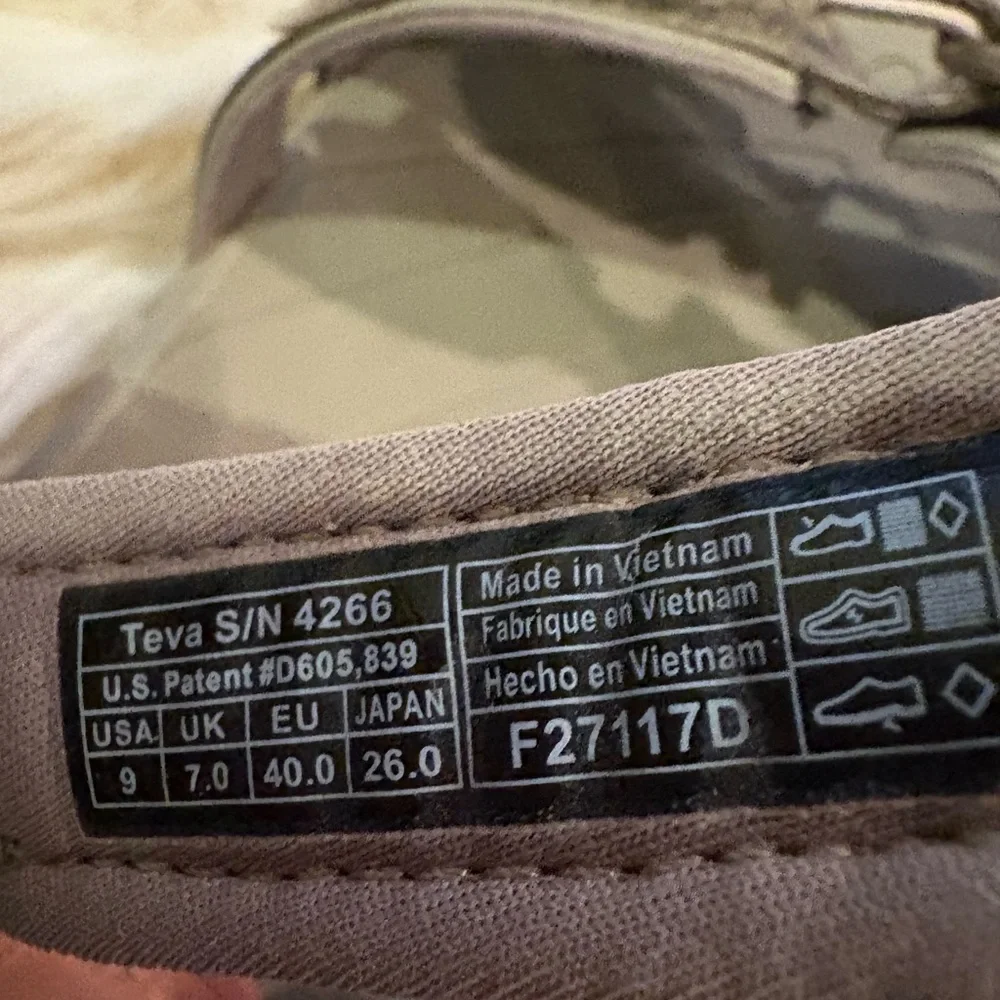 Teva Gray Sandals with Pink Highlights - Picture 4 of 4